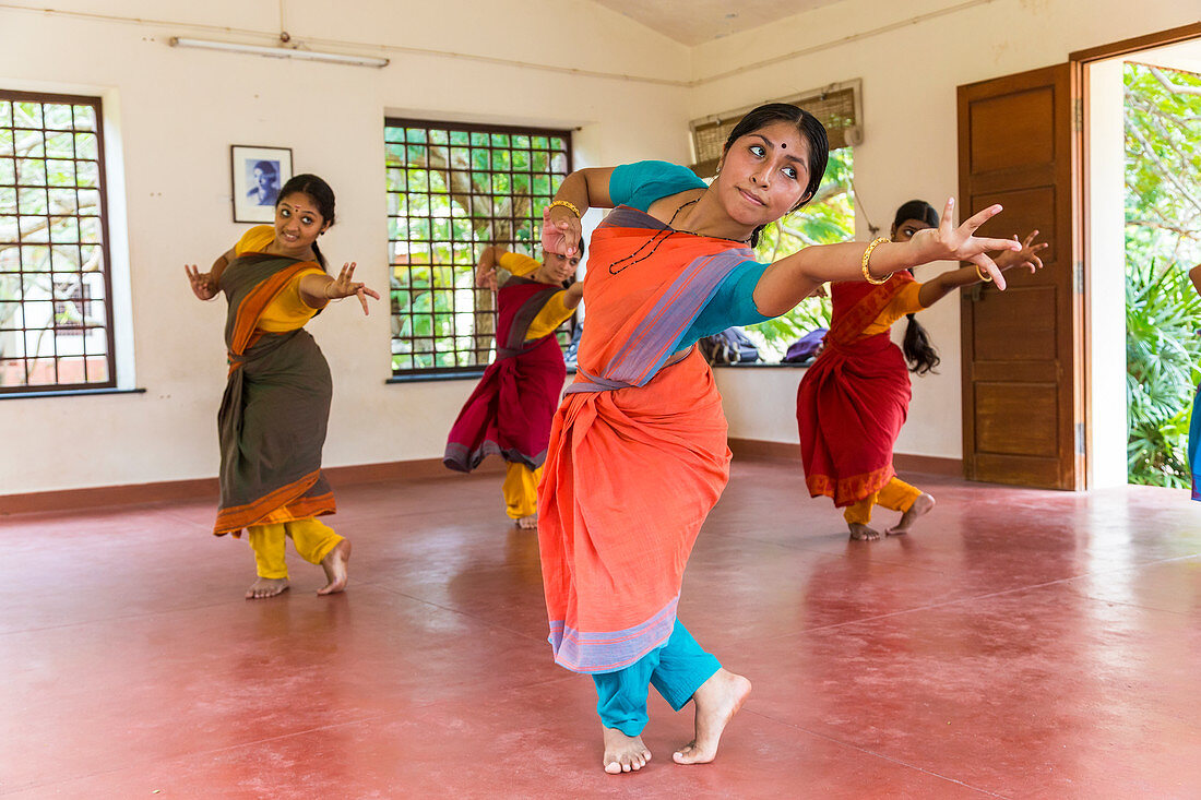 Schüler des traditionellen indischen Tanzes im Unterricht, Chennai (Madras), Tamil Nadu, Indien