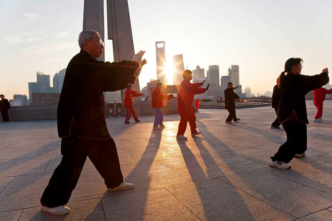 Tai-Chi-Übungen, früher Morgen, Der Bund, Shanghai, China