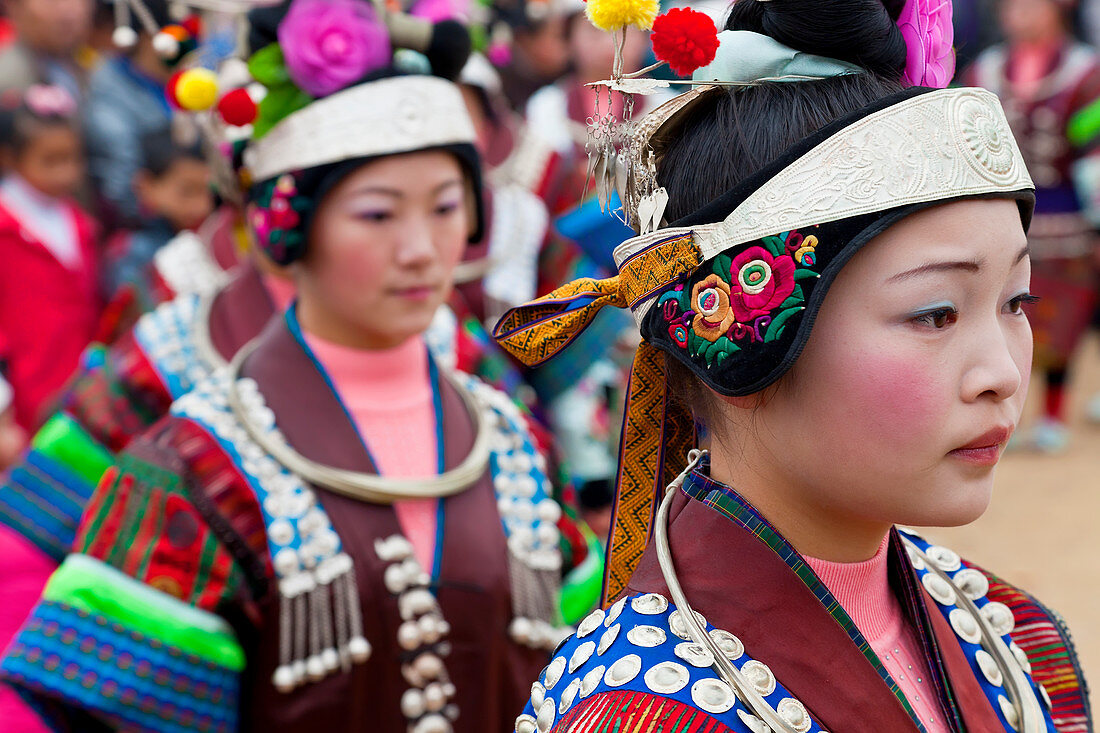 Schwarzhaarige Miao-Mädchen tanzen am Festival, Kaili, Provinz Guizhou, China