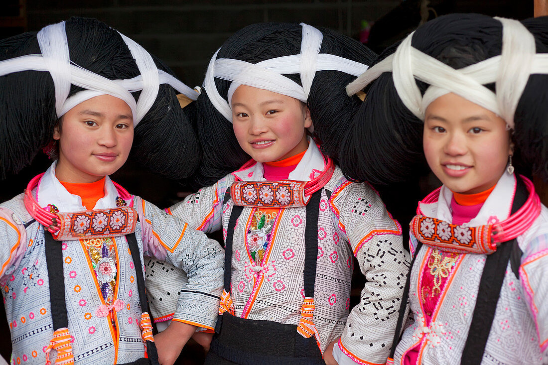 Mädchen des Langhorn Miao Stammes, Sugao, Provinz Guizhou, China