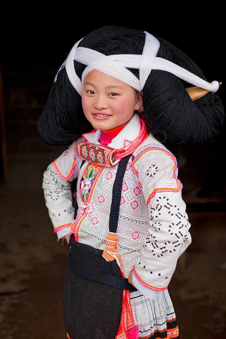 Porträt eines Miao-Mädchens mit langem Horn, Sugao, Provinz Guizhou, China
