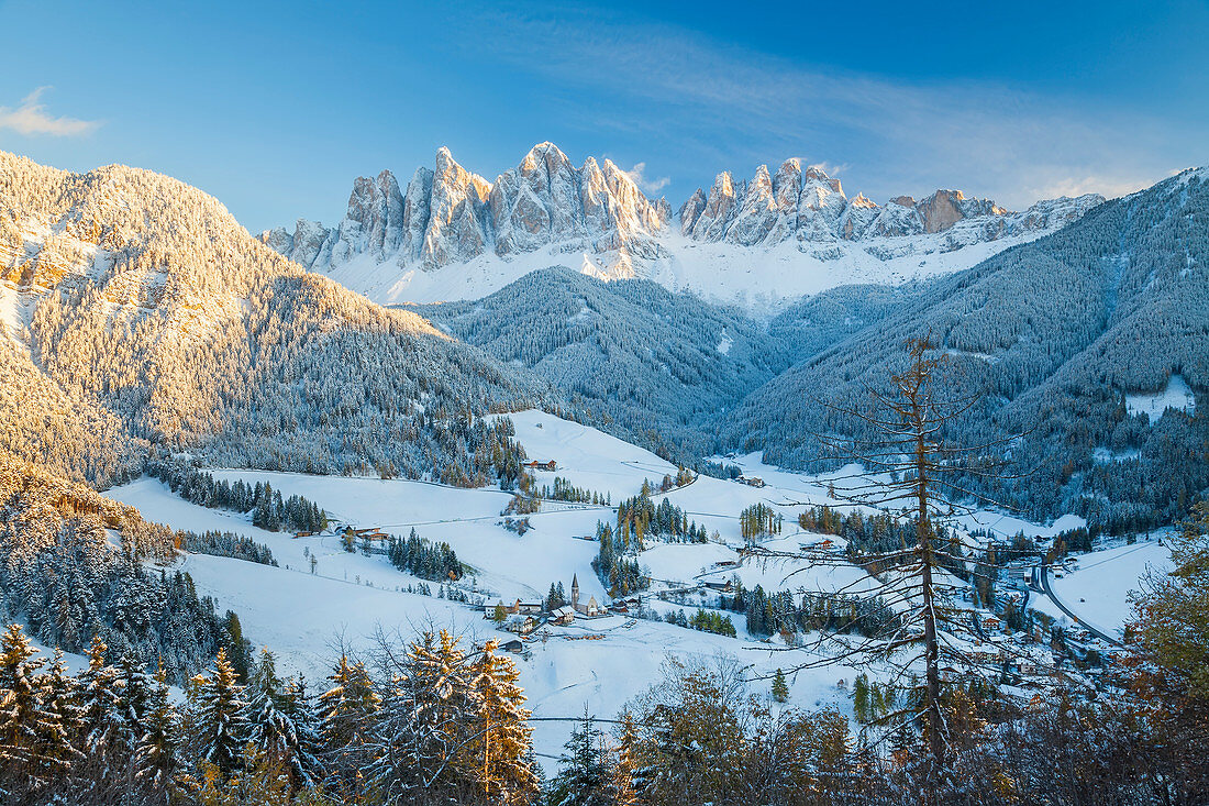 Das kleine Dorf St. Magdalena in Südtirol, Italien