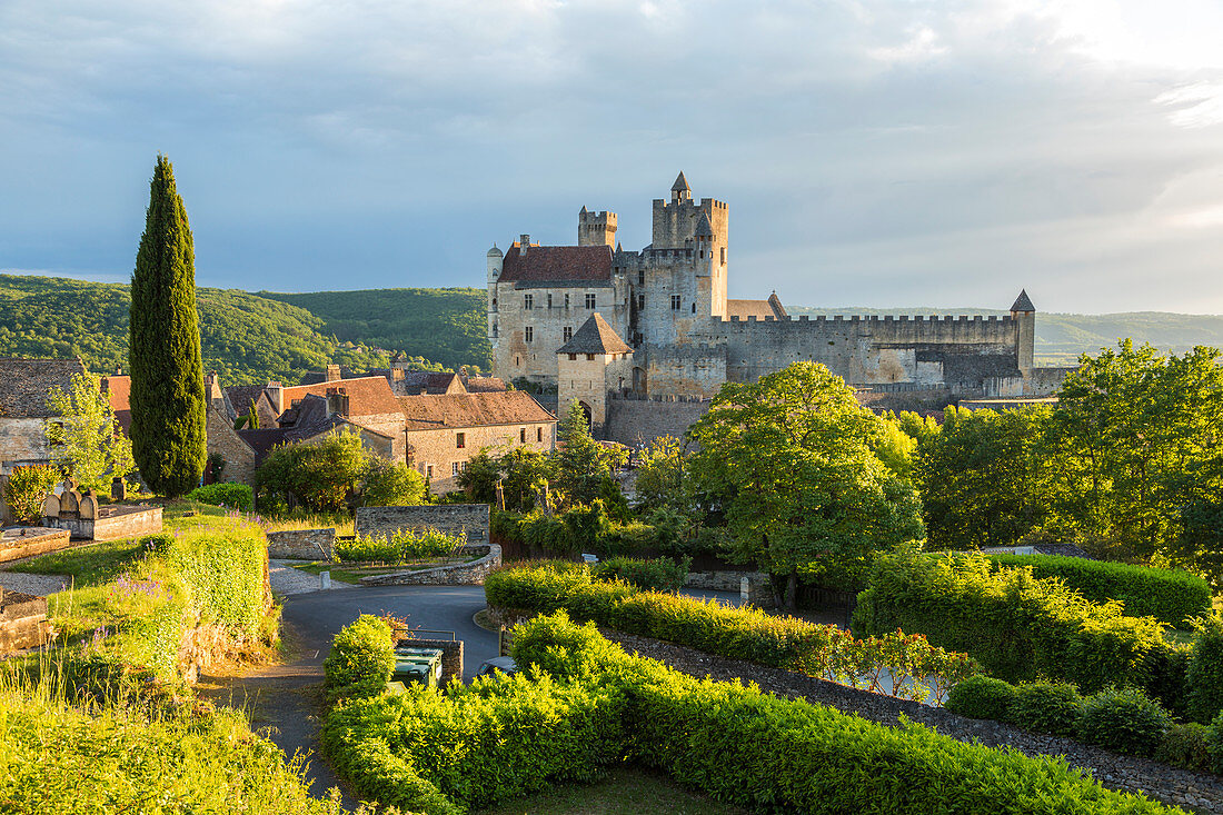 Château de Beynac und Friedhof in der Dordogne, Frankreich