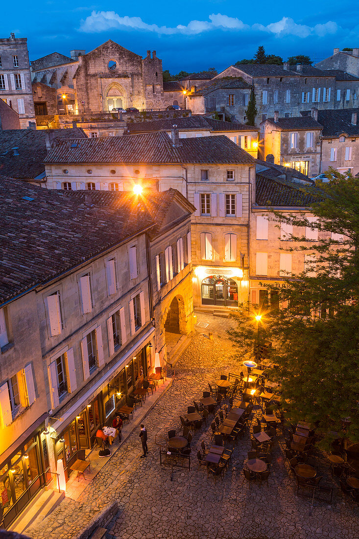 Restaurant und Hauptplatz, Abenddämmerung, St. Emilion, Gironde, Aquitaine, Frankreich