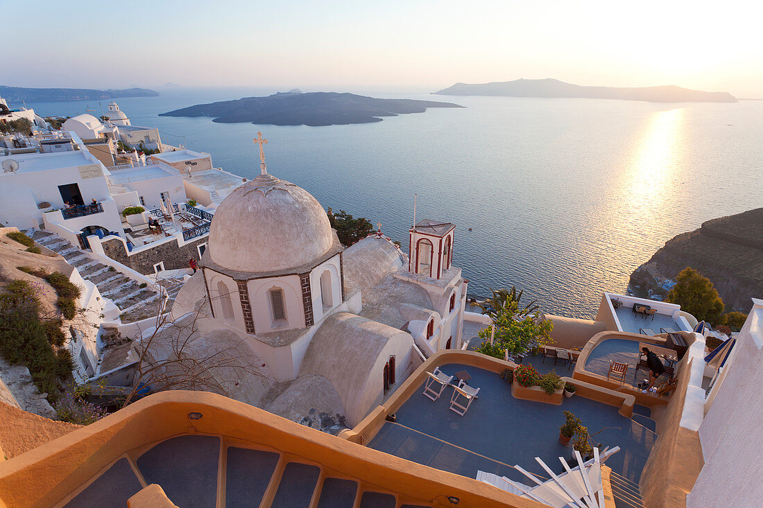 Kirche und Stadt Fira bei Sonnenuntergang, Fira, Santorin (Thira), Kykladen, Griechenland