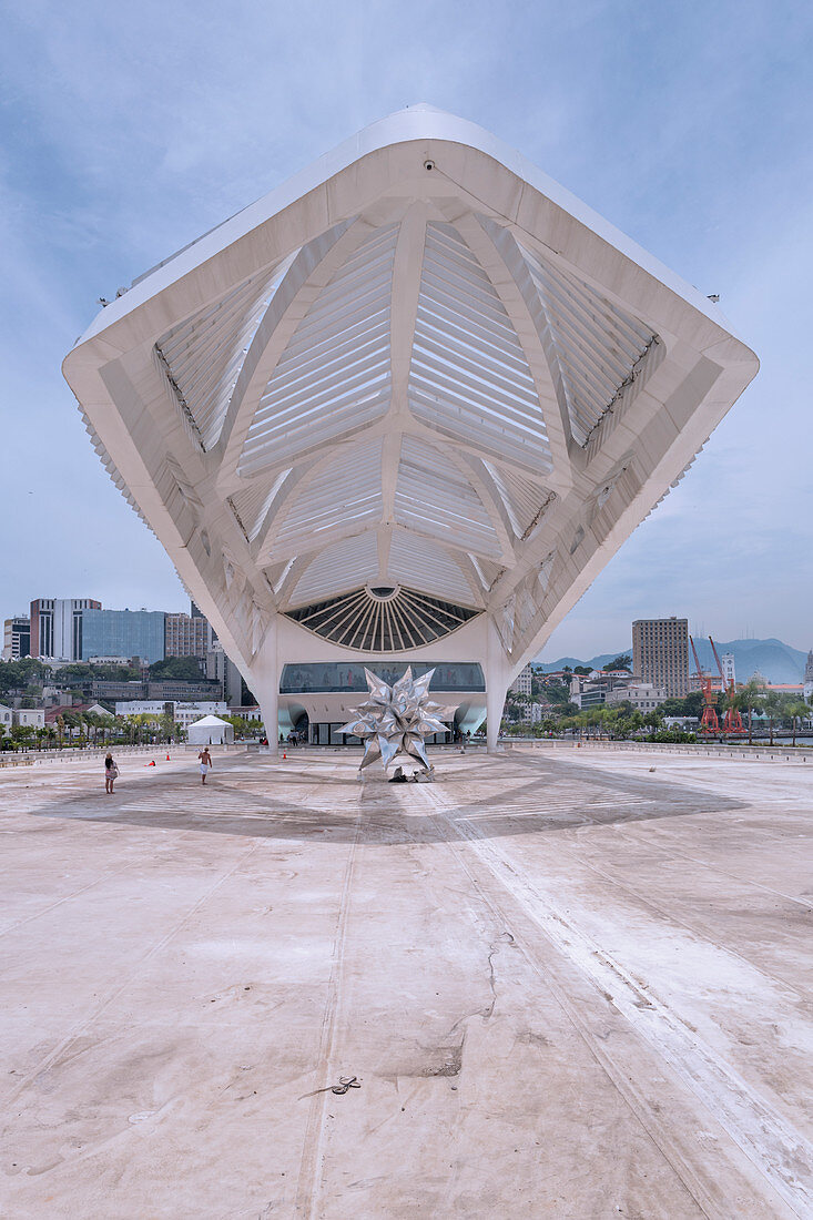 Museum der Zukunft (Museu do Amanhã) ist ein Wissenschaftsmuseum in der Stadt Rio de Janeiro, Brasilien. Es wurde vom spanischen neofuturistischen Architekten Santiago Calatrava entworfen und direkt am Wasser am Pier Maua errichtet. Seine Baukosten beliefen sich auf etwa 230 Millionen Reais. Das Gebäude wurde am 17. Dezember 2015 in Anwesenheit von Präsidentin Dilma Rousseff eröffnet.