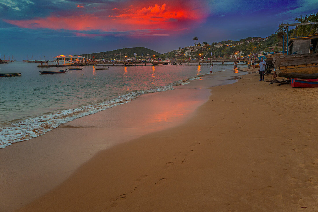 Strand von Armação in Buzios. Armação dos Búzios, oft auch nur als Búzios bezeichnet, ist ein Ferienort und eine Gemeinde im Bundesstaat Rio de Janeiro, Brasilien.