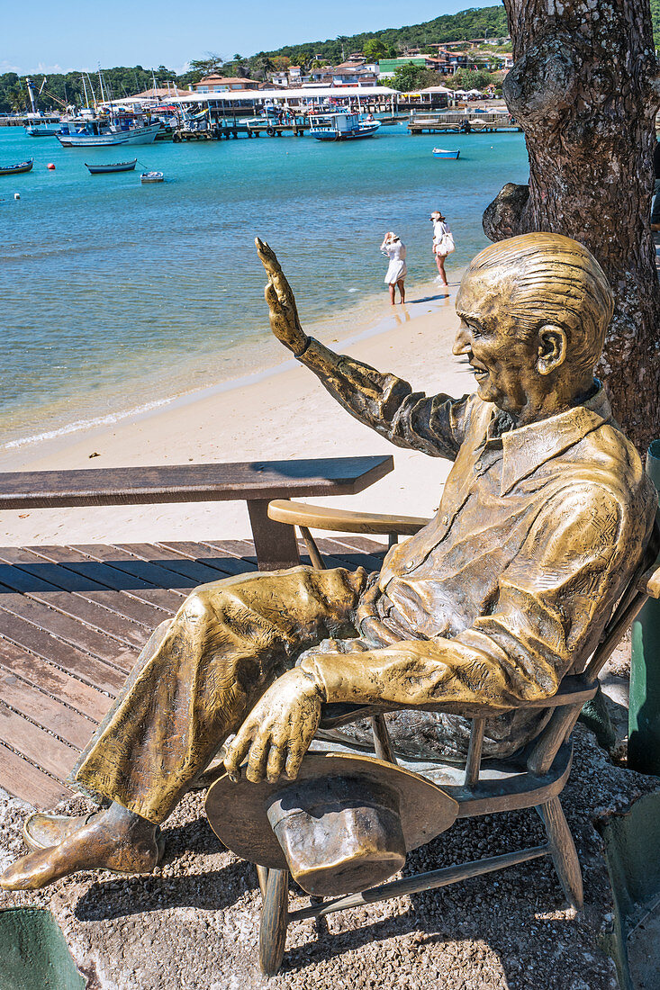 Bronzestatue von Juscelino Kubstchek (JK - ehemaliger Präsident Brasiliens) am Strand von Armação in Buzios. Armação dos Búzios , oft auch nur Búzios genannt, ist ein Ferienort und eine Gemeinde im Bundesstaat Rio de Janeiro, Brasilien.