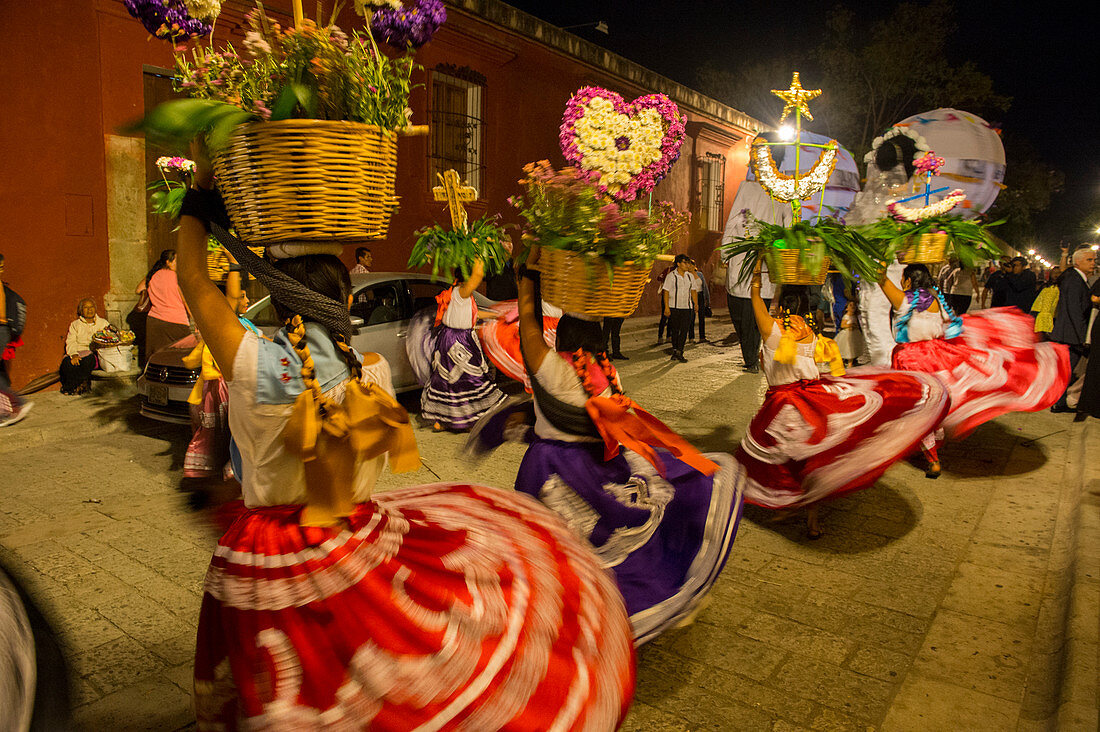 Frauen gekleidet in einem regionalen Kostüm während einer Calenda, einer Prozession durch die Straßen der Innenstadt von Oaxaca, die eine Hochzeit in der Stadt Oaxaca de Juarez, Oaxaca, Mexiko feiert.