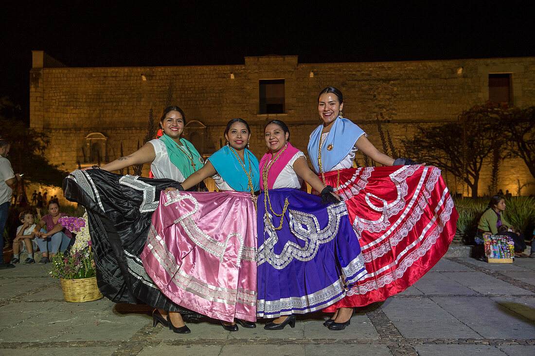 Frauen posieren in einer regionalen Tracht in der Stadt Oaxaca de Juarez, Oaxaca, Mexiko