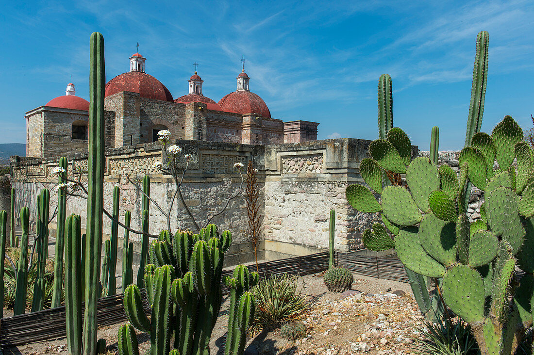 Die Kirche oder Nordgruppe mit der Kirche San Pedro im Hintergrund liegt am Eingang zur mesoamerikanischen archäologischen Stätte (UNESCO-Weltkulturerbe) in Mitla, einer kleinen Stadt im Tal von Oaxaca im Süden Mexikos.