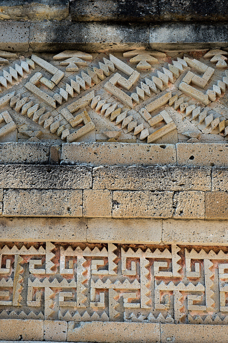 Details der Laubsägearbeit an den Wänden des Innenhofs im Hauptgebäude, dem Palast oder der Großen Säule, an der mesoamerikanischen archäologischen Stätte Mitla (UNESCO-Weltkulturerbe) in Mitla, einer kleinen Stadt im Tal von Oaxaca im Süden Mexikos .