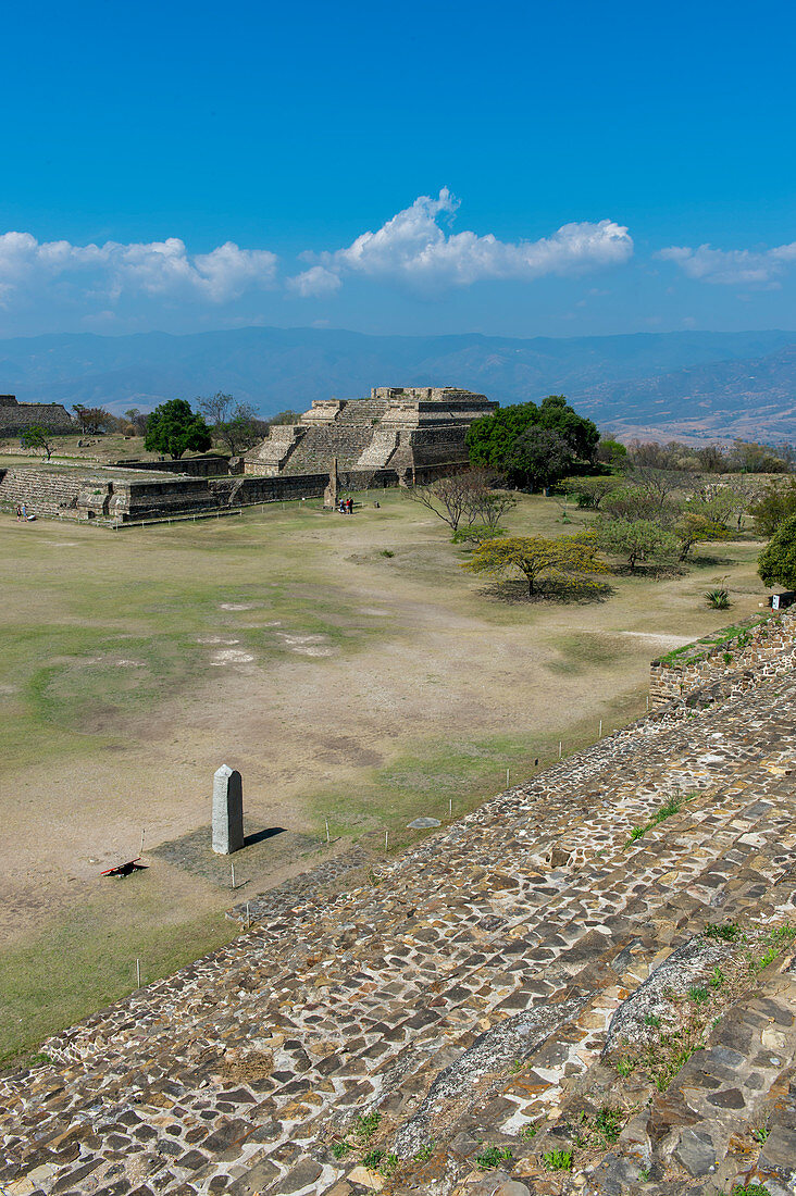 Blick auf die Grand Plaza von der Nordplattform des Monte Alban (UNESCO-Weltkulturerbe), einer großen präkolumbianischen archäologischen Stätte in der Region Valley of Oaxaca, Oaxaca, Mexiko.