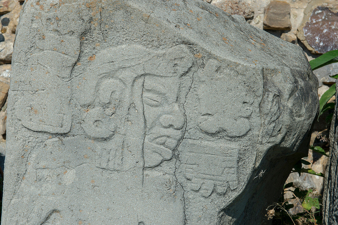 Steine der Tänzer, auf der Plaza der Tänzer, neben dem Gebäude L am Monte Alban (UNESCO-Weltkulturerbe), einer großen präkolumbianischen archäologischen Stätte in der Region Valley of Oaxaca, Oaxaca, Mexiko.