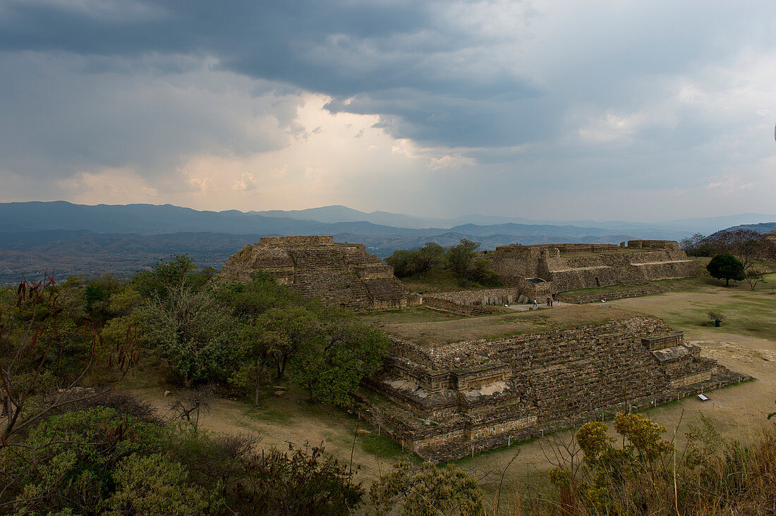 Blick auf die Grand Plaza in Richtung der Galerie von Los Danzantes (Tänzer) von der Südplattform des Monte Alban (UNESCO-Weltkulturerbe), einer großen präkolumbianischen archäologischen Stätte in der Region Valley of Oaxaca, Oaxaca, Mexiko.