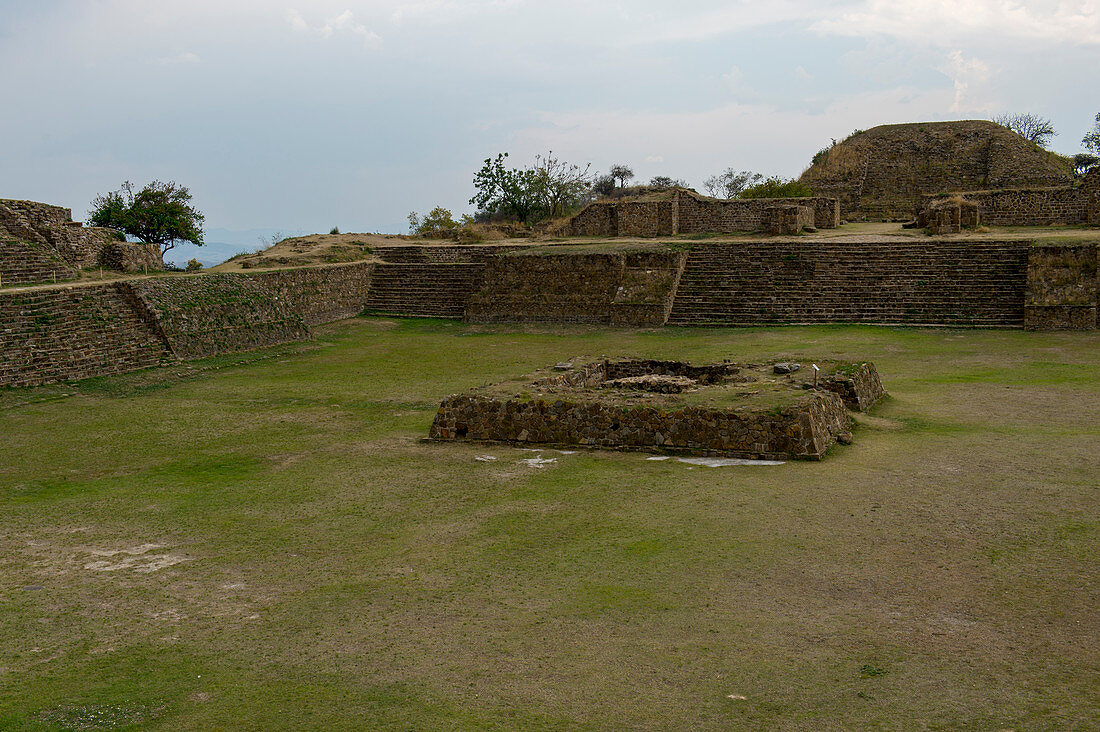 Der drei Meter tiefe versunkene Patio oder Patio Hundido mit einem großen Altar in der Mitte auf der Nordplattform des Monte Alban (UNESCO-Weltkulturerbe), einer großen präkolumbianischen archäologischen Stätte im Tal von Oaxaca, Oaxaca , Mexiko.