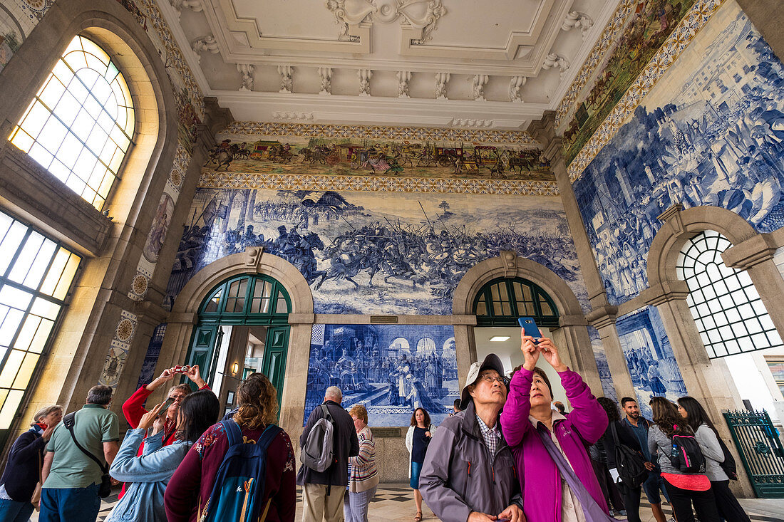 Sao Bento Railway Station, concourse with Azulojos tiles, Porto, District of Porto, Portugal, Europe