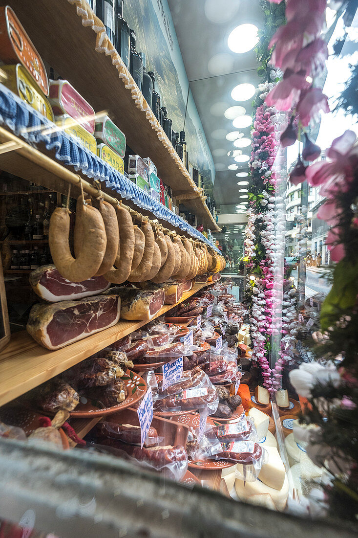 Traditionelle Lebensmittelprodukte in einem Geschäft in Porto, UNESCO-Weltkulturerbe, Portugal