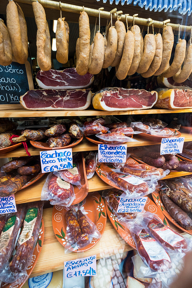 Traditionelle Lebensmittelprodukte in einem Geschäft in Porto, UNESCO-Weltkulturerbe, Portugal