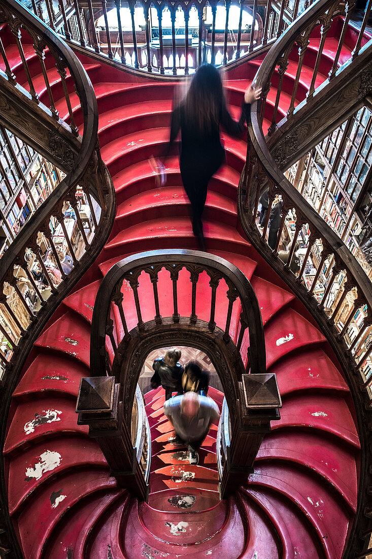 Geschwungene Holztreppe in der Buchhandlung Livraria Lello & Irmão, Porto, Portugal, Europa