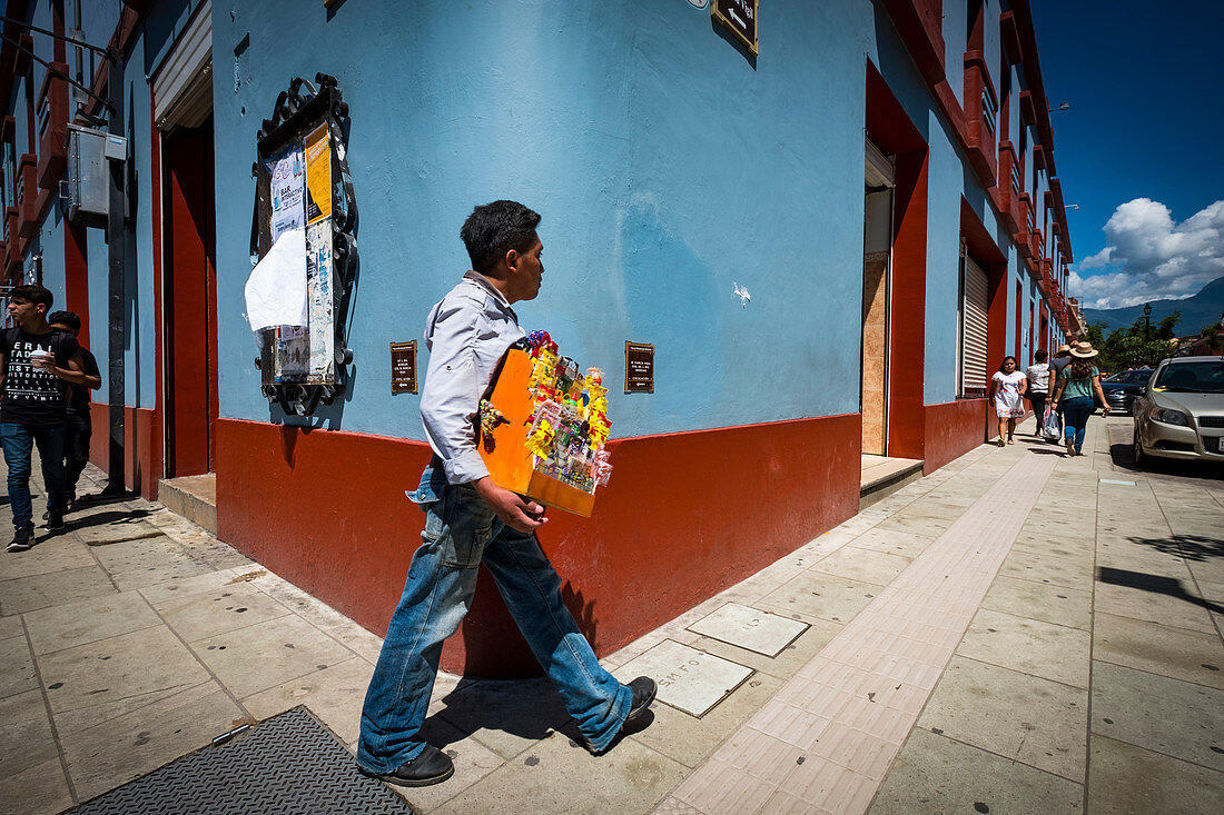 Straßenverkäufer von Süßigkeiten in der Stadt Oaxaca in Mexiko