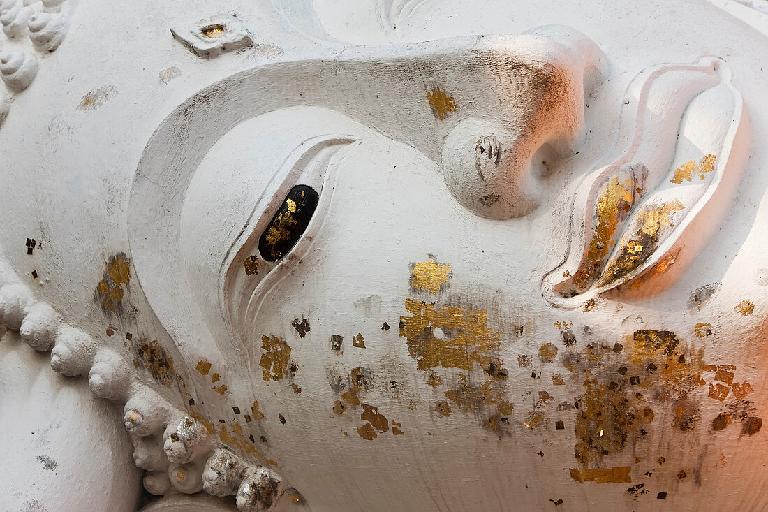Buddha-Kopf mit Blattgold, Wat Yai Chai Mongkol, Ayutthaya, Thailand