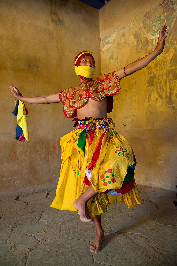 Tänzer hinter den Kulissen eines Festivals, Gangtey Dzong oder Kloster, Phobjikha Valley, Bhutan