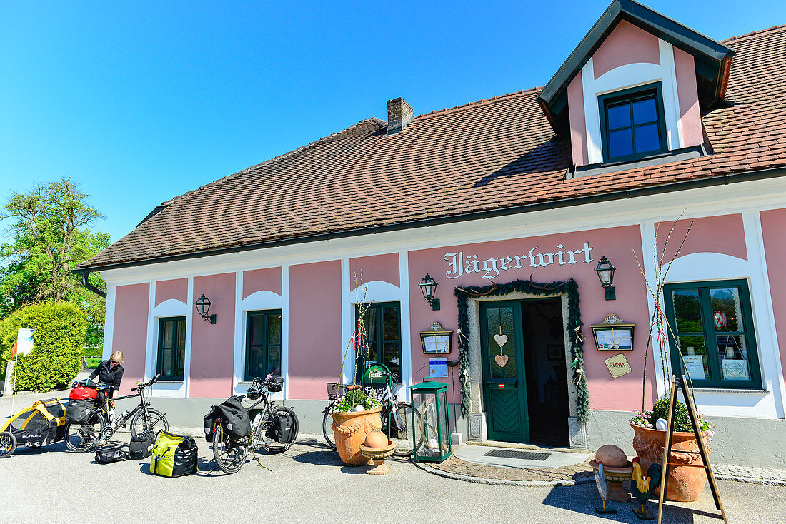 Fahrräder mit Gepäck und Hundeanhänger vor dem Gasthaus Jägerwirt, Au an der Donau, Österreich