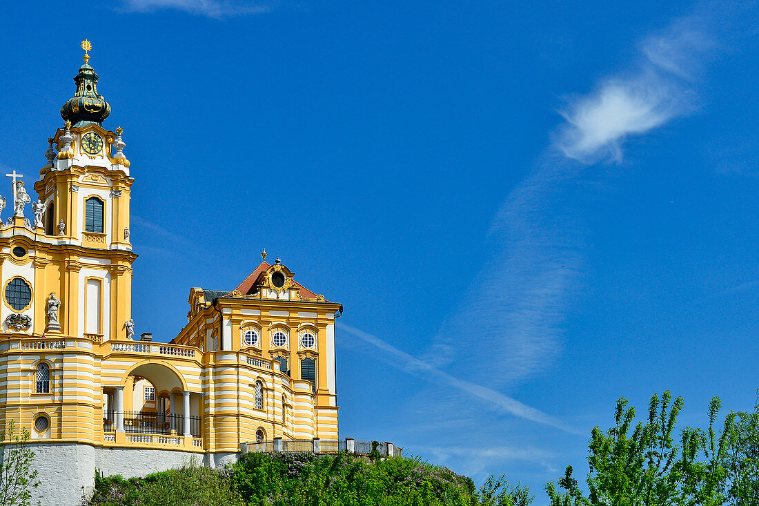 Blick auf das Stift Melk bei strahlend blauem Himmel, Melk an der Donau, Wachau, Niederösterreich, Österreich