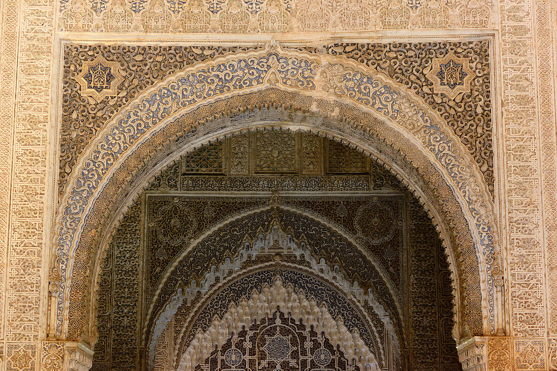 Maurisch verzierte Bögen im Innenbereich der Alhambra, Granada, Andalusien, Spanien