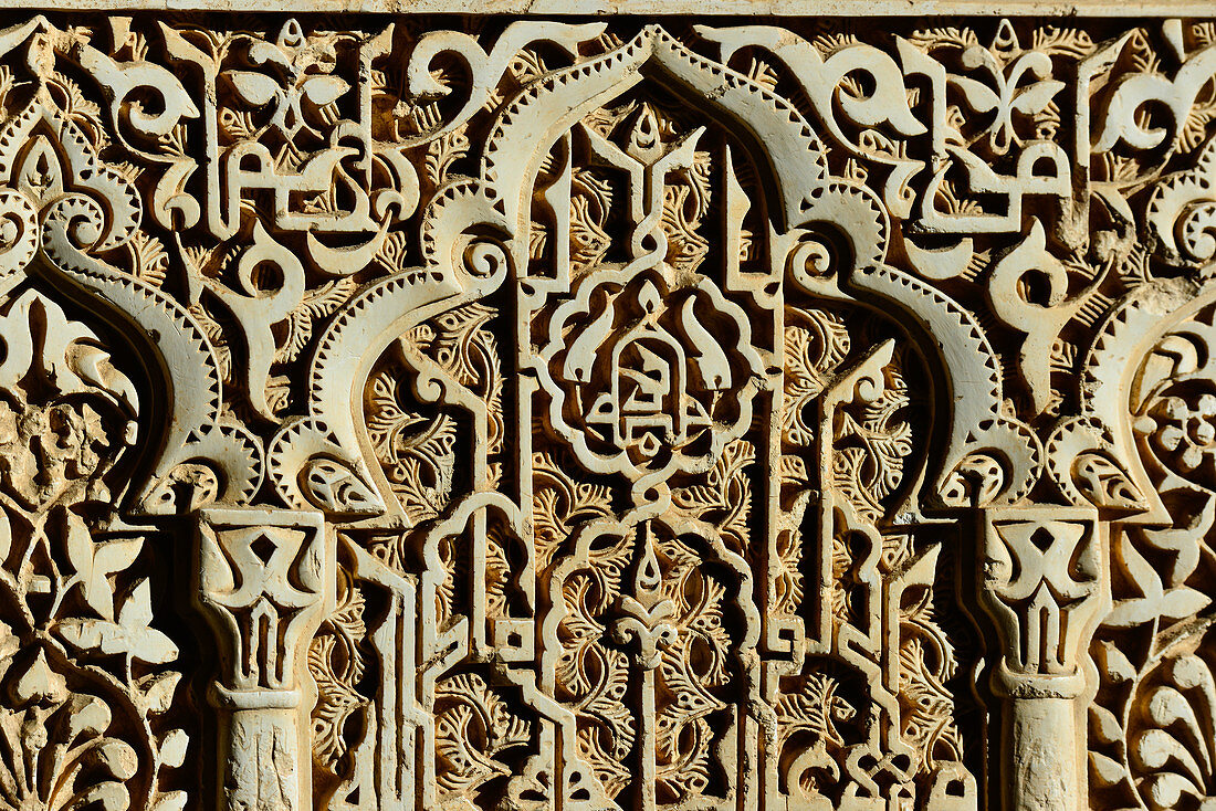 Antike, maurische Verzierung an der Innenwand der Alhambra, Granada, Andalusien, Spanien