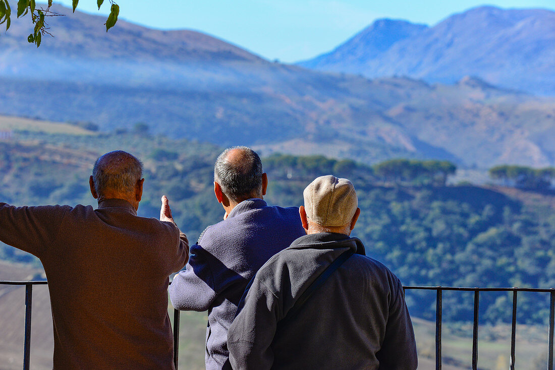 Drei alte Männer schauen in die Berge, Ronda, Andalusien, Spanien