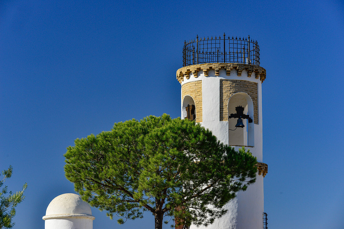 Turm und Kiefer am Hotel Ardea Purpurea, Villamanrique de la Condesa, Andalusien, Spanien