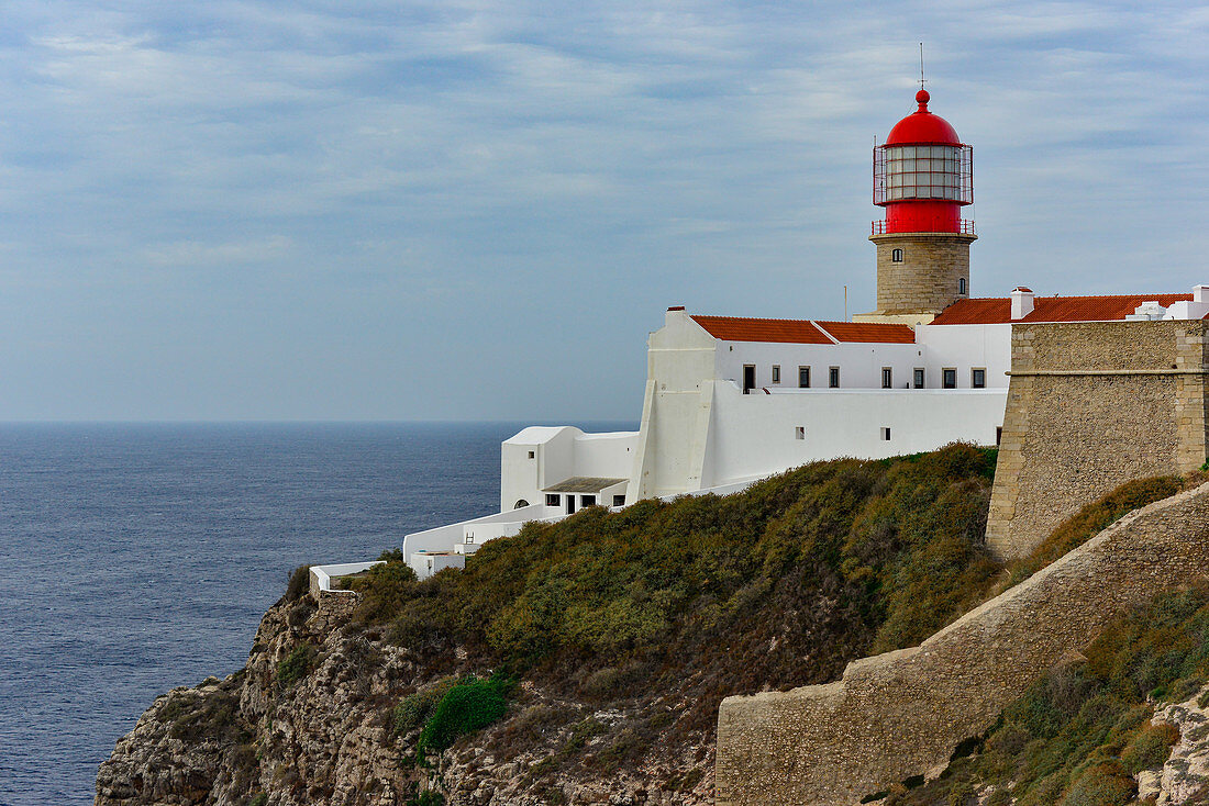 Leuchtturm mit Blick auf den Atlantik am Cabo de Sao Vicente, Algarve, Portugal