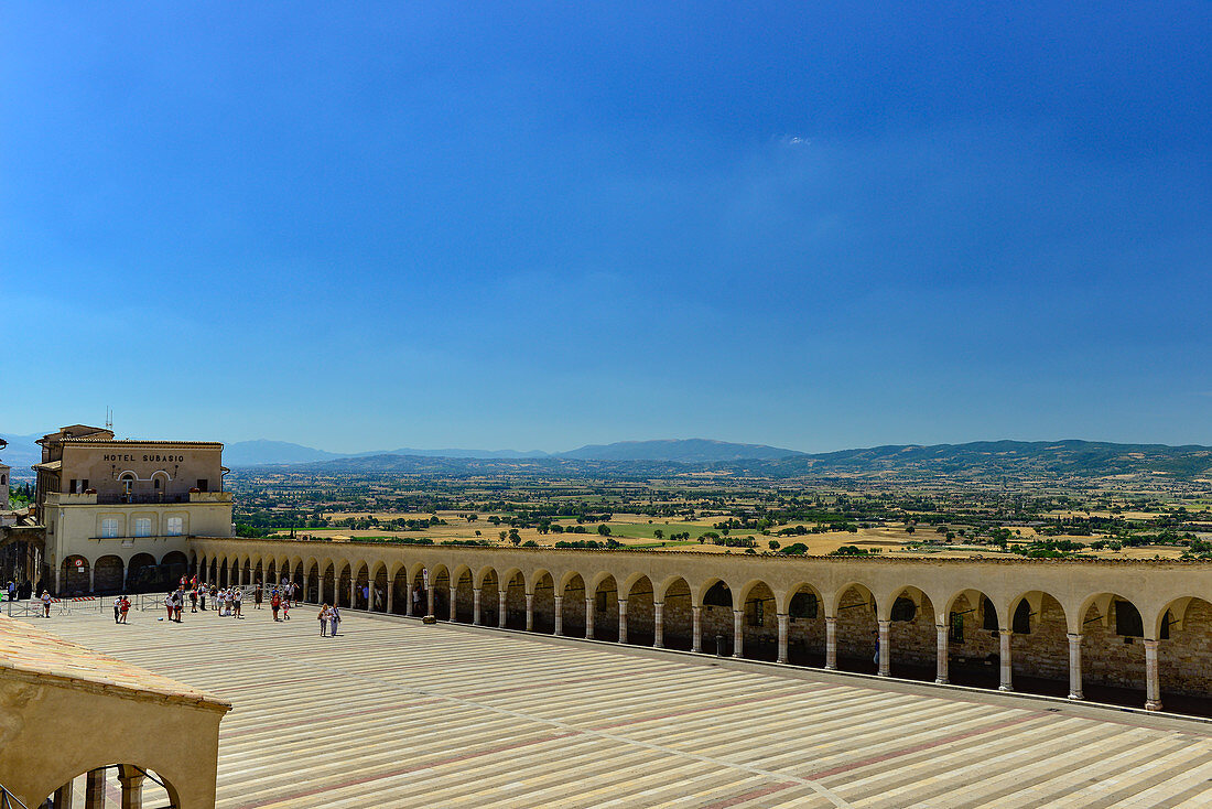 Blick von der Basilika San Francesco über den Hof und das weite Hinterland, Assisi, Umbrien, Italien