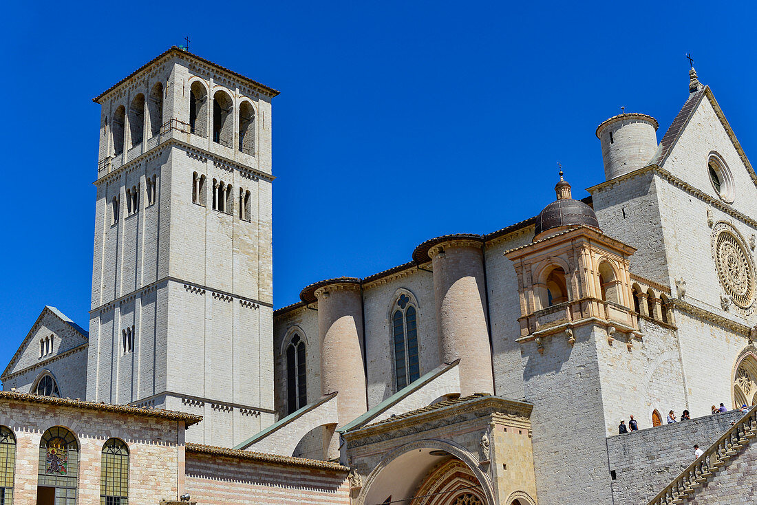 Die Basilika San Francesco mit Turm und Grablegungskirche des Heiligen Franziskus, Assisi, Umbrien, Italien
