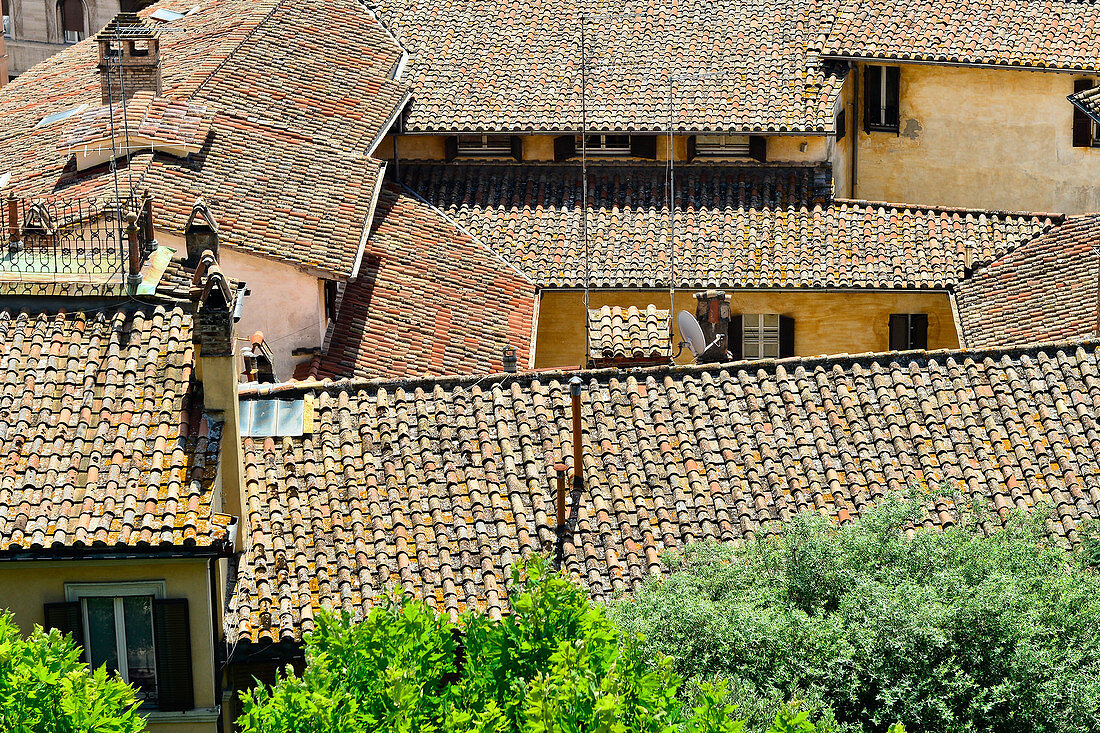 Schindeldächer und verwinkelte Häuser in der Altstadt von Perugia, Umbrien, Italien