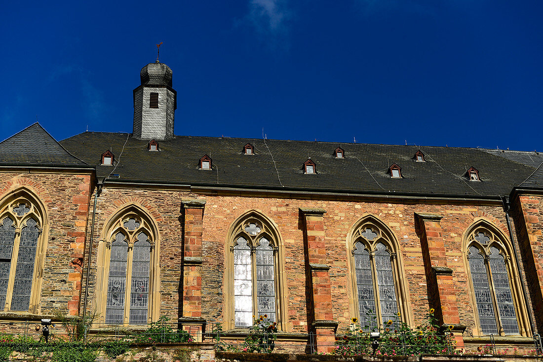 Sonnenlicht spiegelt sich in den Fenstern der Kirche in Saarburg, Rheinland-Pfalz, Deutschland