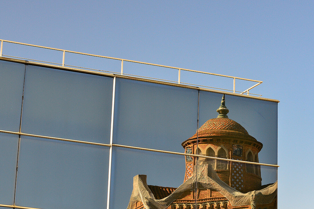Spiegelung der Casa de la Premsa in der Glasfassade eines Hauses, Barcelona, Katalonien, Spanien