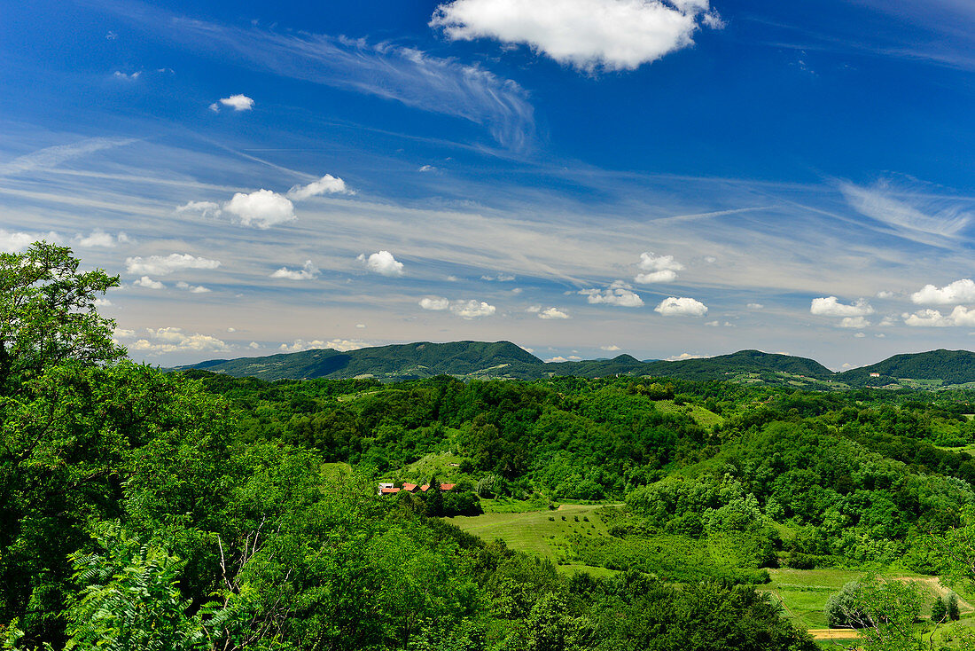 Einsam gelegener Hof in der weiten Landschaft mit Wäldern und Hügeln, Strmec, Kroatien