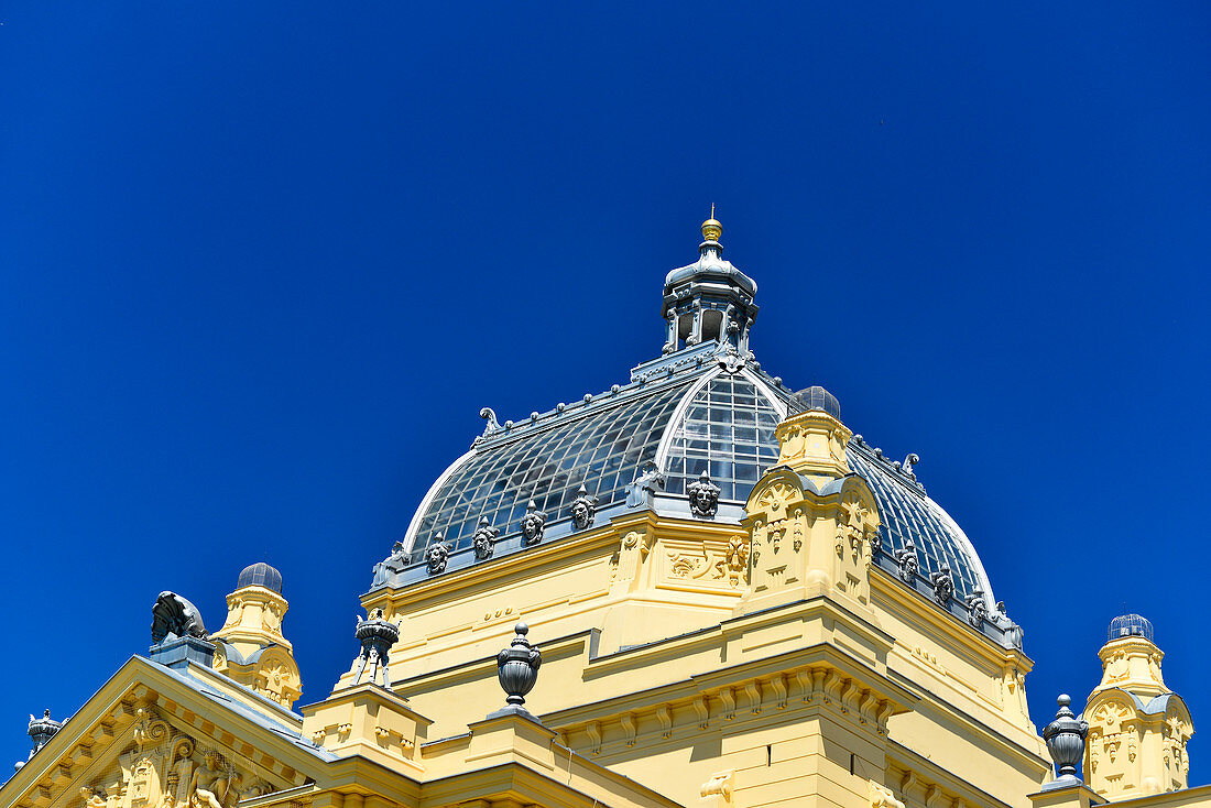 Das Dach des Mimara-Museums vor tiefblauem Himmel, Zagreb, Kroatien