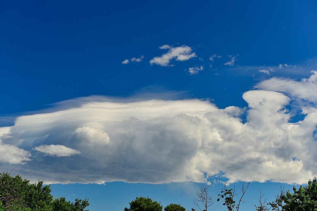 Gewitterwolken in ungewöhnlicher Form am blauen Himmel, bei Bibinje, Kroatien