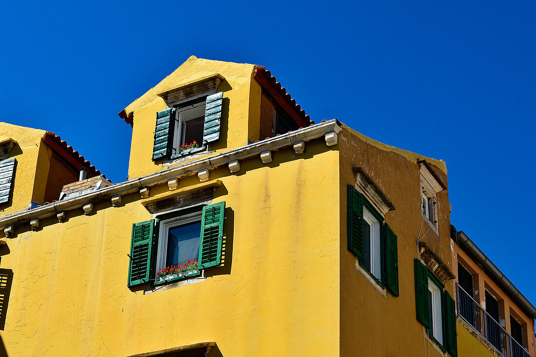 Altes, gelbes Haus vor blauem Himmel in Sibenik, Adria, Dalmatien, Kroatien