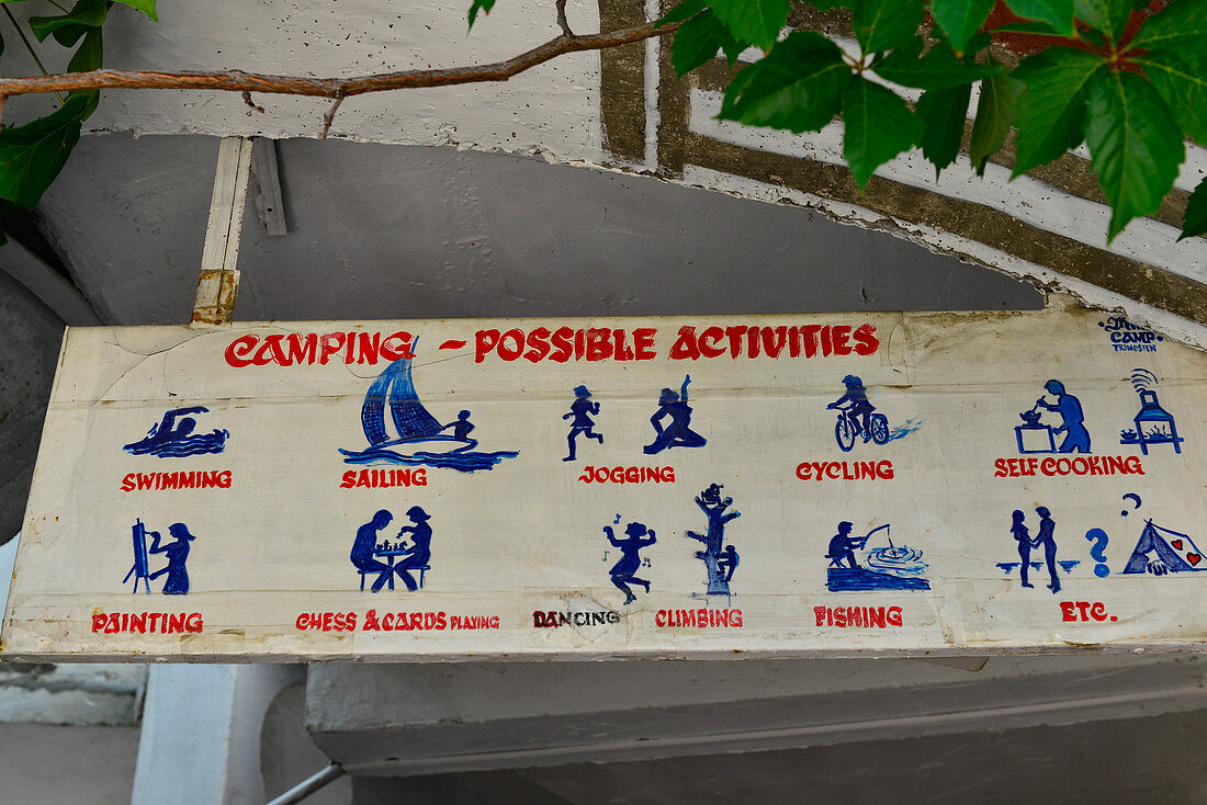 Lustig gestaltetes Schild über Aktivitäten auf dem Campingplatz, Primosten, Dalmatien, Kroatien