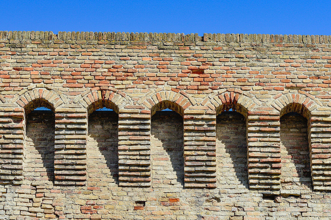 Teilansicht der alten Stadtmauer in Jesi, Provinz Ancona, Marken, Italien