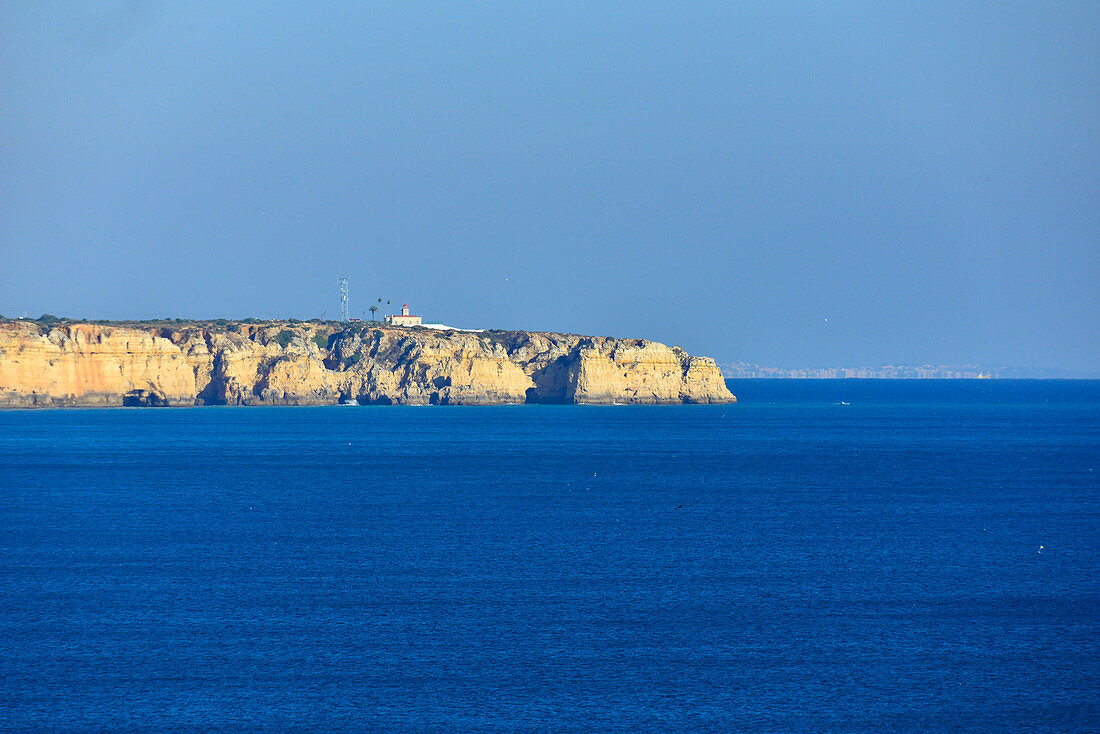 Felsenküste am blauen Atlantik, bei Odeceixe, Algarve, Portugal
