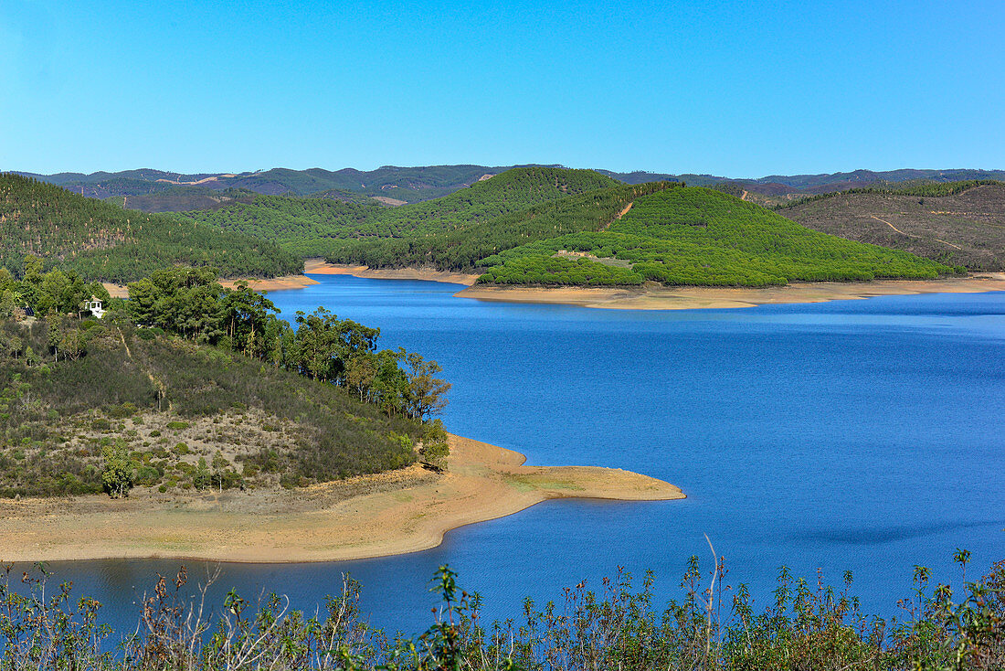 Stausee in einer hügeligen Landschaft bei Marmelete, Algarve, Portugal