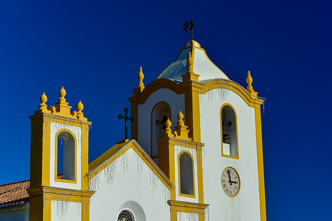 Farbenfrohe Kirche vor tiefblauem Himmel, Luz, Algarve, Portugal