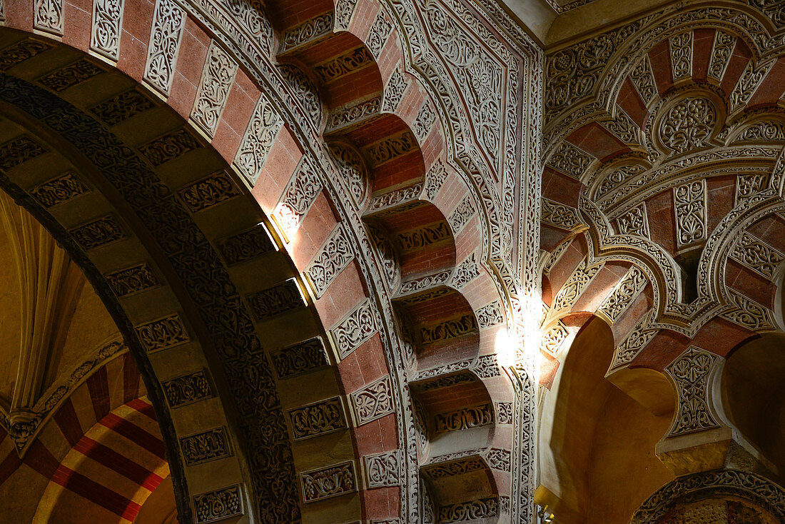 Ein Sonnenstrahl fällt auf die Bögen in der Moschee-Kathedrale, Cordoba, Andalusien, Spanien