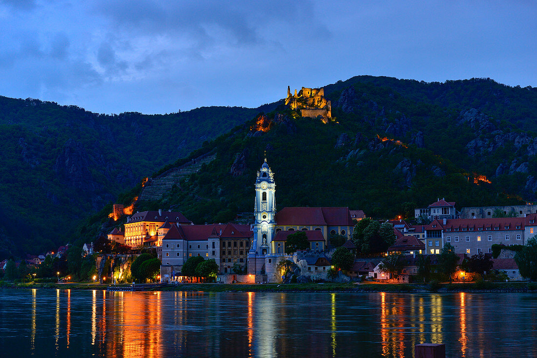 Beleuchtetes Dürnstein an der Donau abends zur blauen Stunde, Wachau, Niederösterreich, Österreich